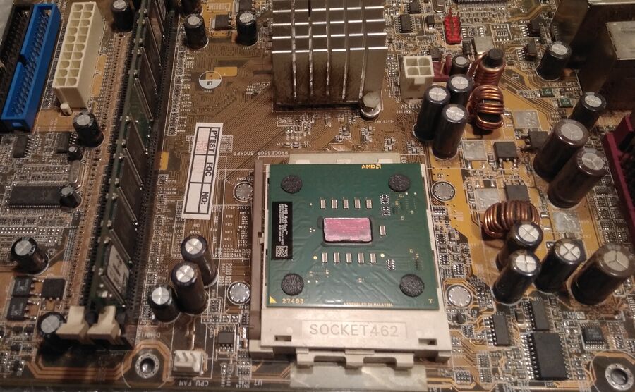 Athlon XP 3000+ AXDA30000DKV4D CPU on a ASUS A7V8X-LA motherboard.jpg