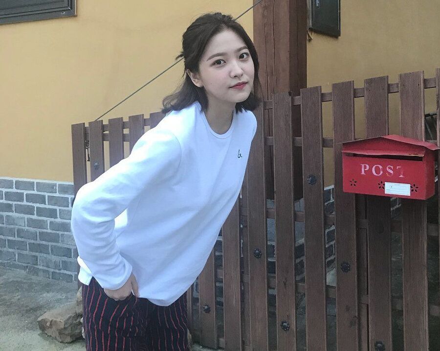 Yeri-at-a-mailbox.jpg