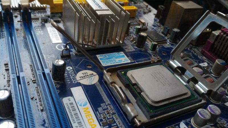Intel-chip-on-motherboard.jpg
